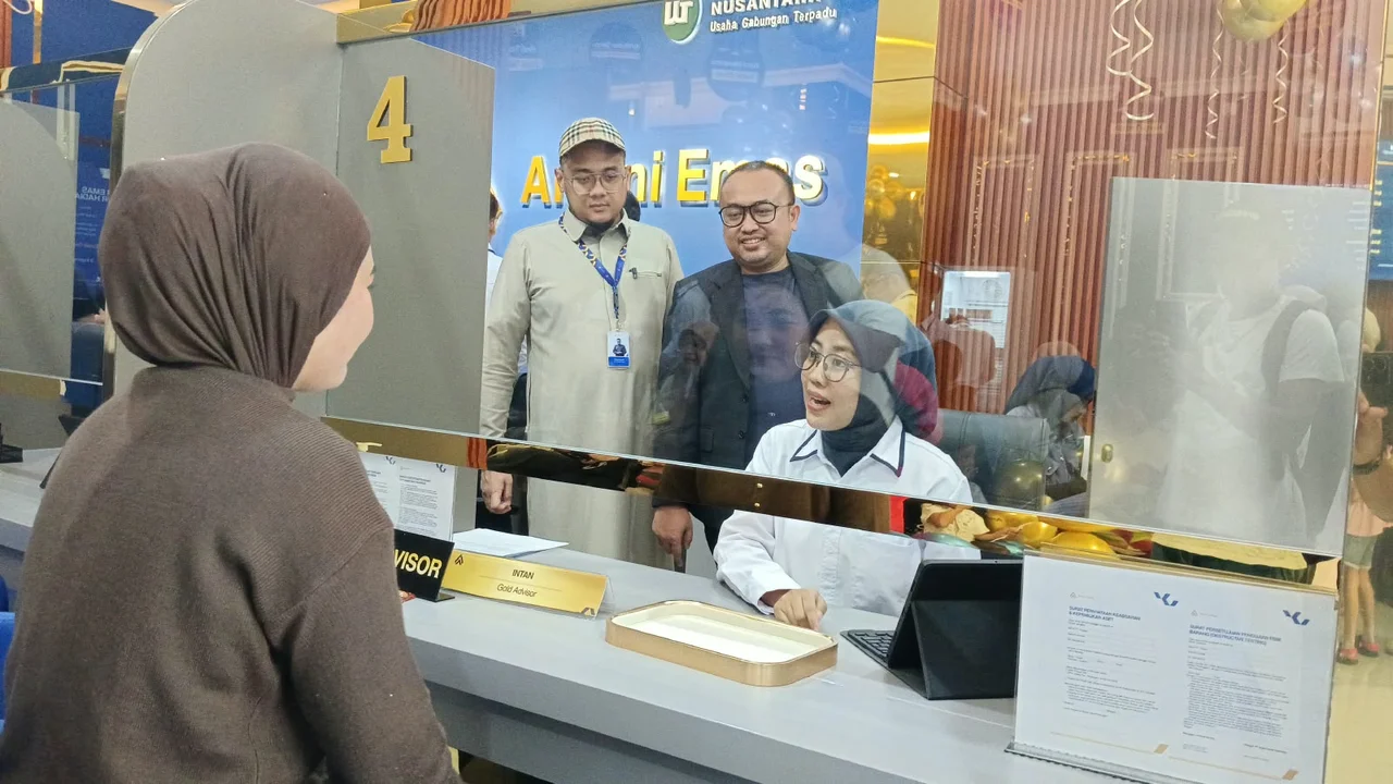 Foto: Pelayanan Amani Emas kepada salah satu konsumen yang disaksikan langsung Direktur Utama Amani Emas Indonesia,&nbsp;Rendy Saputra ditemani Direktur Utama Amani Bank,&nbsp;Endro Yuniaryo.
